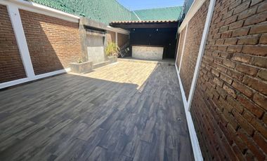 RENTO casa pequeña,con ámplia terraza, enfrente de Mundo E,  Viveros de la Loma,