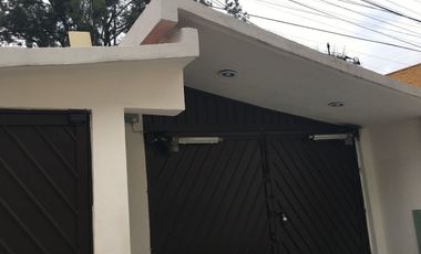 RENTO casa pequeña,con ámplia terraza, enfrente de Mundo E,  Viveros de la Loma,
