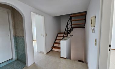 CASA/ DUPLEX 3 AMBIENTES COCHERA/PILETA/ALTILLO
