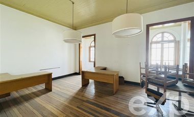 Oficina en Arriendo en Moneda entre Cienfuegos y Barroso