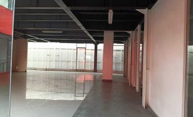 RENTA DE Amplísimo y excelente Local Comercial 117M2
