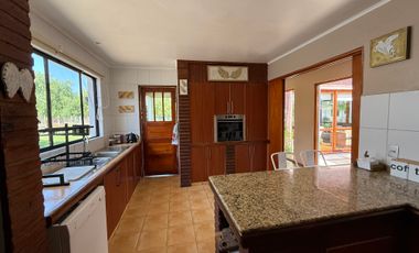 HERMOSA CASA EN PARCELA EN MEJOR CONDOMINIO DE BATUCO