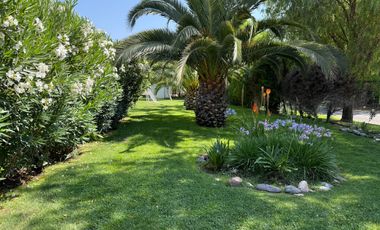 HERMOSA CASA EN PARCELA EN MEJOR CONDOMINIO DE BATUCO