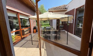 HERMOSA CASA EN PARCELA EN MEJOR CONDOMINIO DE BATUCO