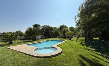 HERMOSA CASA EN PARCELA EN MEJOR CONDOMINIO DE BATUCO