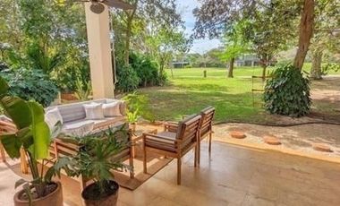 En renta casa con vista al campo de golf en el Yucatan Country Club.