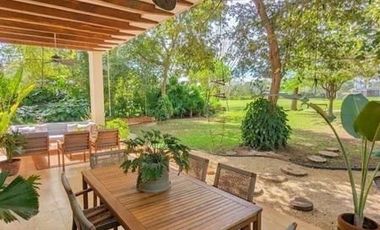 En renta casa con vista al campo de golf en el Yucatan Country Club.