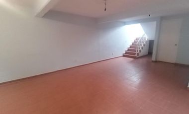 HERMOSA CASA CON EL MEJOR JARDIN EN OJO DE AGUA