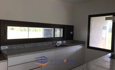 Casa en Venta en la Primavera Golf, Lujan