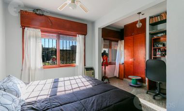 Venta Casa 5 Ambientes con Parrilla, Pileta y Cochera en Lomas de Zamora
