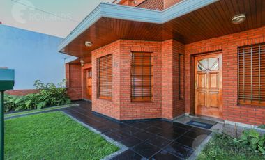 Venta Casa 5 Ambientes con Parrilla, Pileta y Cochera en Lomas de Zamora