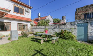 Venta Casa 5 Ambientes con Parrilla, Pileta y Cochera en Lomas de Zamora