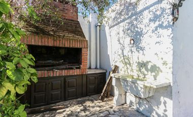 Venta Casa 5 Ambientes con Parrilla, Pileta y Cochera en Lomas de Zamora