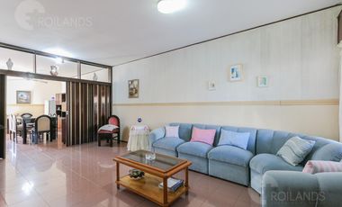 Venta Casa 5 Ambientes con Parrilla, Pileta y Cochera en Lomas de Zamora
