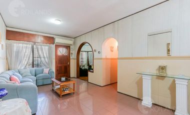Venta Casa 5 Ambientes con Parrilla, Pileta y Cochera en Lomas de Zamora