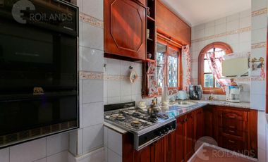 Venta Casa 5 Ambientes con Parrilla, Pileta y Cochera en Lomas de Zamora
