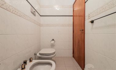 Venta Casa 5 Ambientes con Parrilla, Pileta y Cochera en Lomas de Zamora