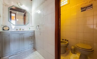 Venta Casa 5 Ambientes con Parrilla, Pileta y Cochera en Lomas de Zamora