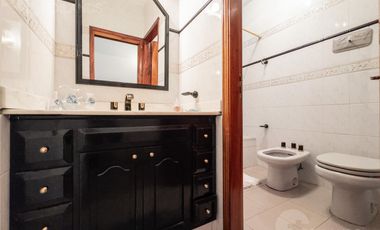 Venta Casa 5 Ambientes con Parrilla, Pileta y Cochera en Lomas de Zamora