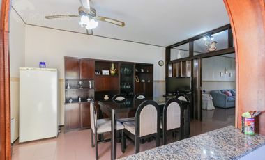 Venta Casa 5 Ambientes con Parrilla, Pileta y Cochera en Lomas de Zamora