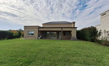 RBS. HERMOSA CASA EN EL CAMPO FINCAS EXCLUSIVAS, CARDALES.