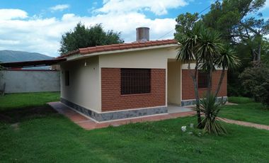Casa en alquiler - 3 hab - Patio - Gas natural - cochera semicubierta