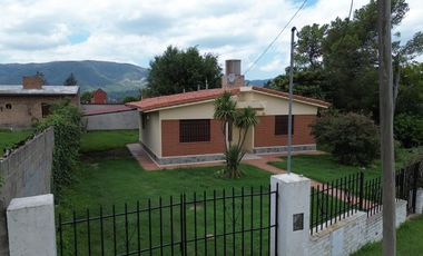 Casa en alquiler - 3 hab - Patio - Gas natural - cochera semicubierta