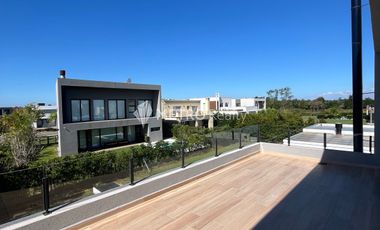 Casa en Alquiler Araucarias con 4 habitaciones en Puertos del Lagos