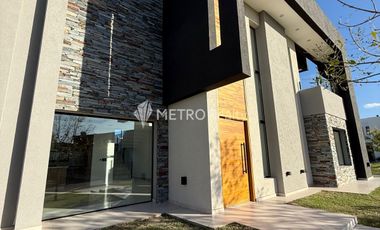 Casa en Alquiler Araucarias con 4 habitaciones en Puertos del Lagos