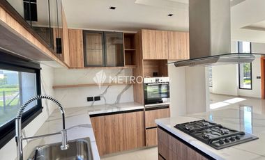 Casa en Alquiler Araucarias con 4 habitaciones en Puertos del Lagos