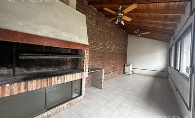 Casa de 6 ambientes con piscina y cochera en Don Bosco