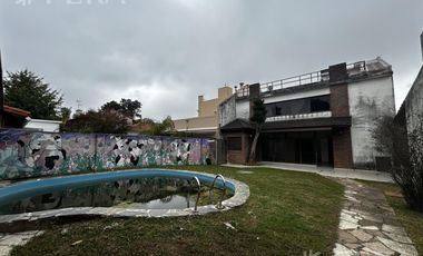 Casa de 6 ambientes con piscina y cochera en Don Bosco
