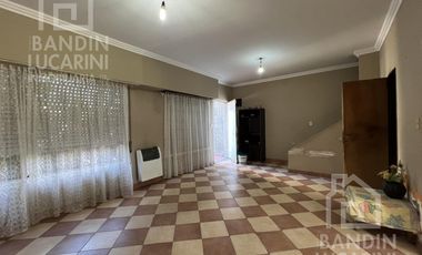 Casa en Berazategui en Venta de 5 ambientes. Apta credito.