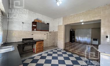 Casa en Berazategui en Venta de 5 ambientes. Apta credito.