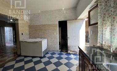 Casa en Berazategui en Venta de 5 ambientes. Apta credito.