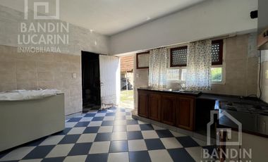 Casa en Berazategui en Venta de 5 ambientes. Apta credito.