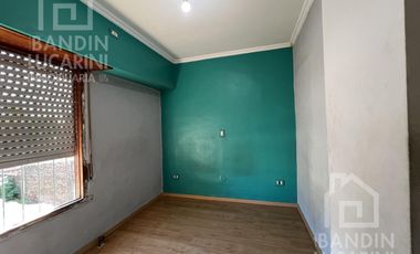 Casa en Berazategui en Venta de 5 ambientes. Apta credito.