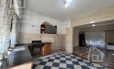 Casa en Berazategui en Venta de 5 ambientes. Apta credito.