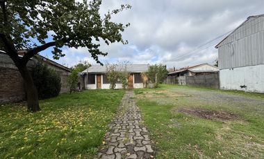 Se vende amplio sitio en calle Carrera