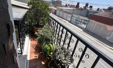 CASA EN VENTA MUY AMPLIA E ILUMINADA