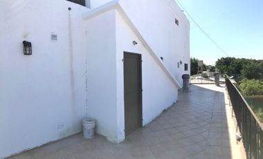 Venta de local y casa con 5 dormitorios en Fray Luis Beltrán.