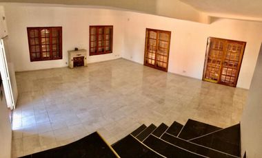 Venta de local y casa con 5 dormitorios en Fray Luis Beltrán.