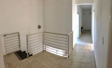 Venta de local y casa con 5 dormitorios en Fray Luis Beltrán.