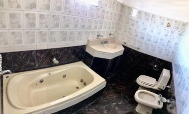 Venta de local y casa con 5 dormitorios en Fray Luis Beltrán.