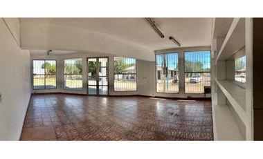 Venta de local y casa con 5 dormitorios en Fray Luis Beltrán.