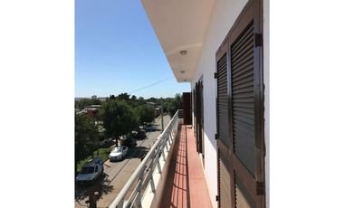 Venta de local y casa con 5 dormitorios en Fray Luis Beltrán.