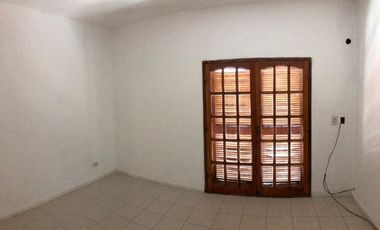 Venta de local y casa con 5 dormitorios en Fray Luis Beltrán.