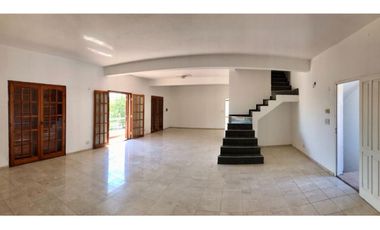 Venta de local y casa con 5 dormitorios en Fray Luis Beltrán.