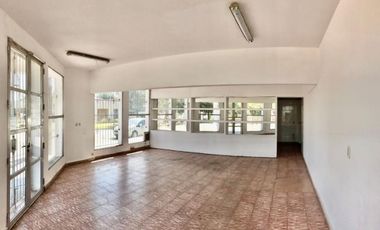 Venta de local y casa con 5 dormitorios en Fray Luis Beltrán.