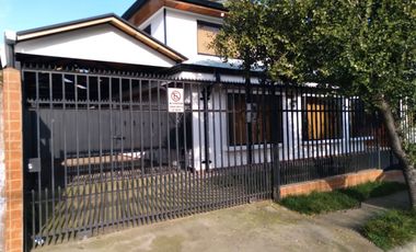 Gran casa ,a pasos de Avda Coronel de Artlleria